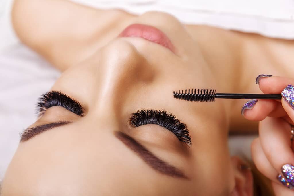 enroll-with-Asfa-to-become-expert-with-eye-lashes-course